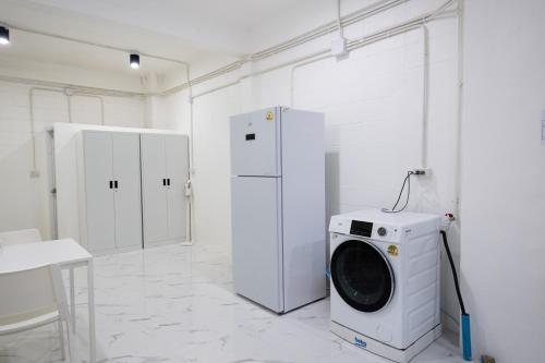 a laundry room with a washing machine and a refrigerator at ดอนเมือง 302 Near DMK Airport BTS Wat PhraSi in Bang Khen