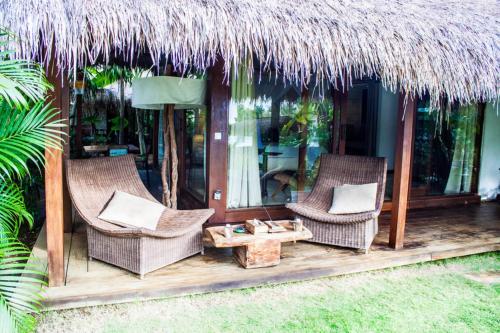 a hut with two chairs and a coffee table at La Cabane in Jimbaran