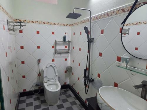 a bathroom with a toilet and a sink at TH Homestay in Danang