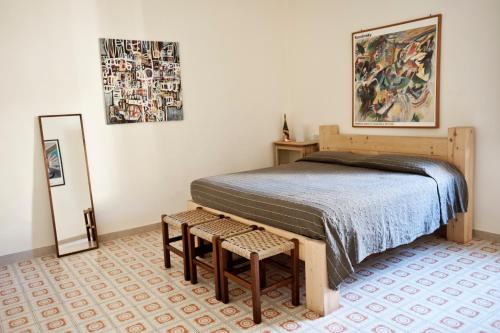sypialnia z łóżkiem i lustrem w obiekcie Francesca House w Pizie