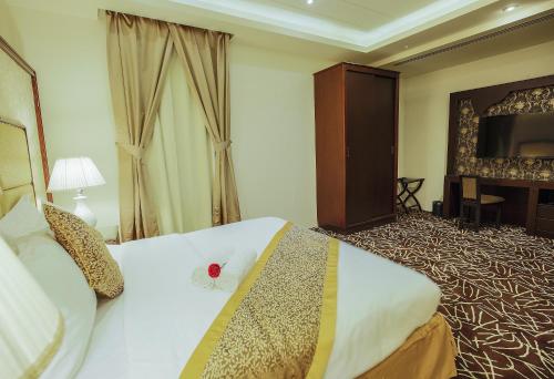 Rest Night Hotel Apartment- AlHamra 객실 침대
