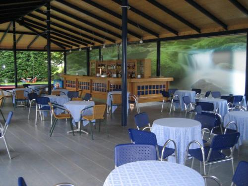 a restaurant with tables and chairs and a bar at Hotel Estrella Norte in Isla