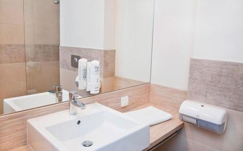 un baño con lavabo y espejo en Hotel Vis A Vis, en Oleśnica