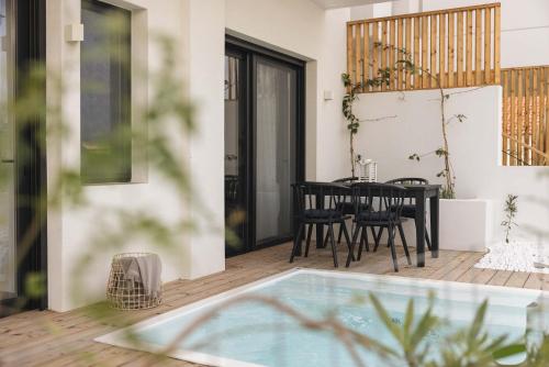 KEFI Paleros - Modern apartment with mini pool in the heart of Paleros