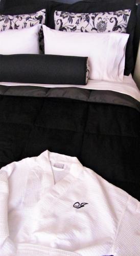 Una cama o camas en una habitación de La Isabela Suites