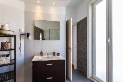 Family Central Lisbon Apartment near Metro sleeps 8