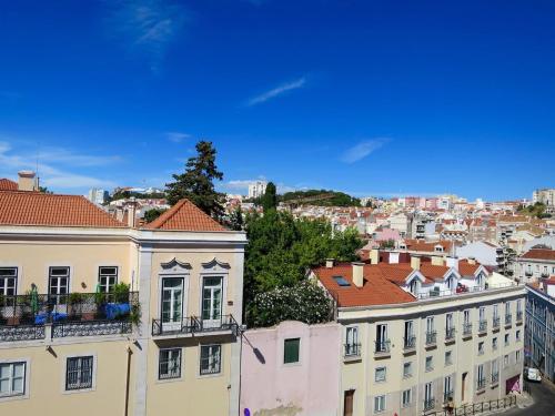 Family Central Lisbon Apartment near Metro sleeps 8