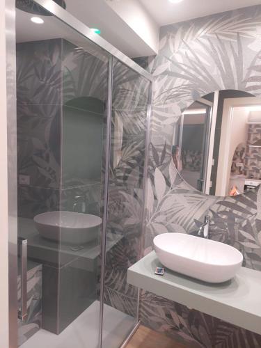 a bathroom with a sink and a mirror at Il Nido nel Borgo in Ginosa