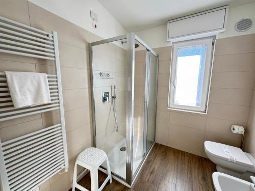 a bathroom with a shower and a toilet at BedE-Bike Apartments in Casazza