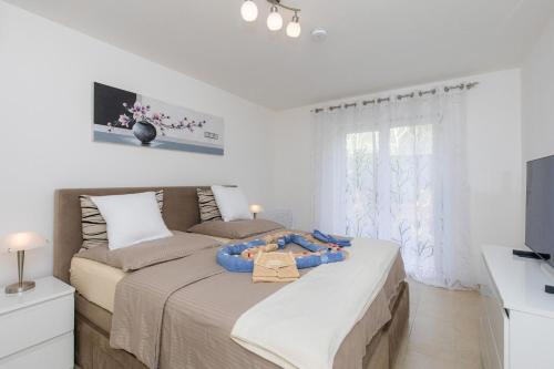 ein Schlafzimmer mit zwei Betten und einem Fenster in der Unterkunft House Zrile with garden and jacuzzi in Baška