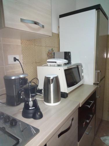 un bancone della cucina con forno a microonde e frullatore di Sweet Stay Home a Roma