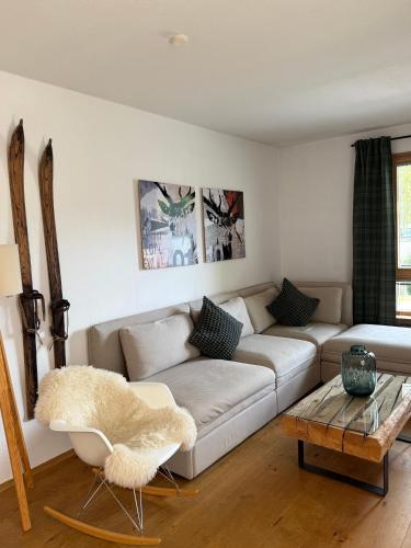 a living room with a couch and a table at Schliersee-Lounge in Schliersee