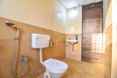 a bathroom with a toilet and a shower and a sink at ll EMPYREAN STAY ll LUXE ll FORTUNE VILLA ll 4BHK ll AC ll BIG POOL in Lonavala