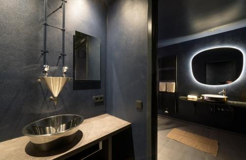 a bathroom with a bowl sink and a mirror at Apollo11 in Collepietra