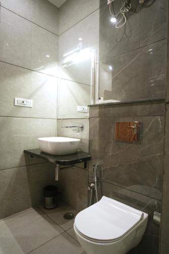a bathroom with a white toilet and a sink at HOTEL RAH INN - Yog Nagari Rishikesh Railway Station in Rishīkesh