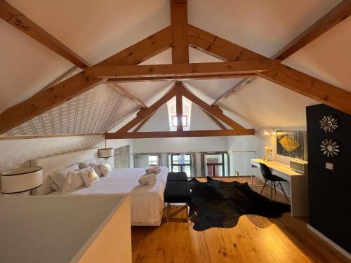 a large room with a bed and a desk at Oporto Golden Apartment in Porto