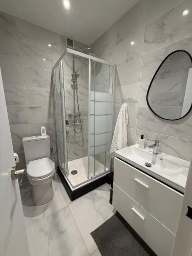 Studio clim & terrasse - free parking - 100m de la mer