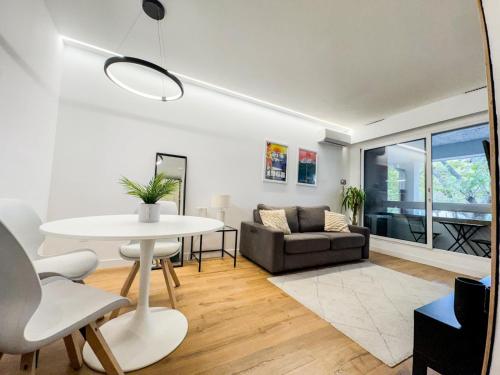 Studio clim & terrasse - free parking - 100m de la mer