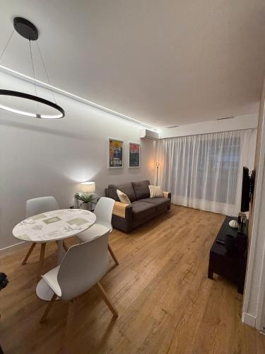 Studio clim & terrasse - free parking - 100m de la mer