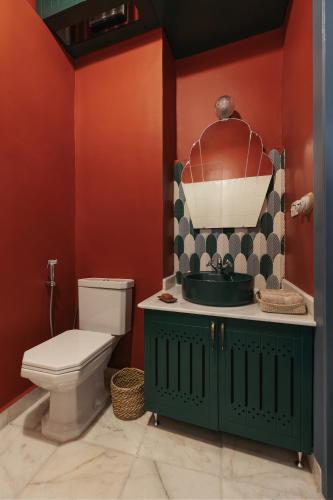 a bathroom with a toilet and a sink at Beit Felfel in Esna