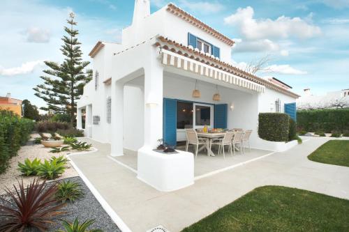 Villa Óscar by Garvetur