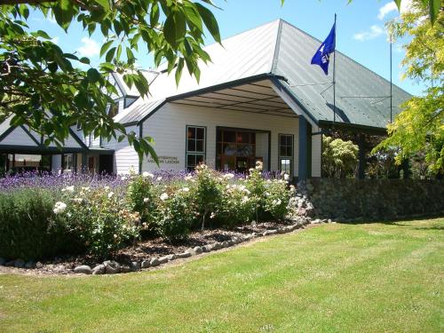 マスタートンにあるMasterton Motor Lodgeの庭旗付きの建物