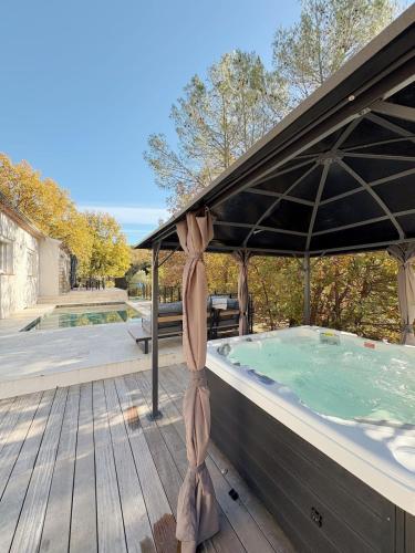 Elegant countryside retreat with pool & jacuzzi