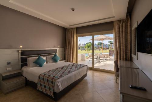 Sunrise Crystal Bay Resort -Grand Select — Pool view