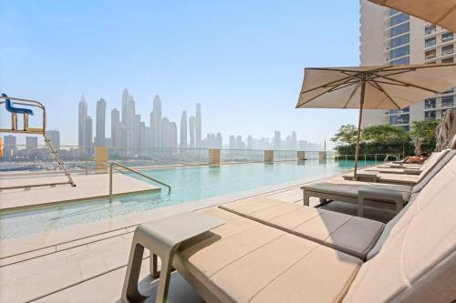 Vogue Vacation Homes, Emaar Beach Front Marina Vista near JBR and Palm Jumeirah, Two Bedroom Apartment with Balcony and Private Beach, Access to all Amenities