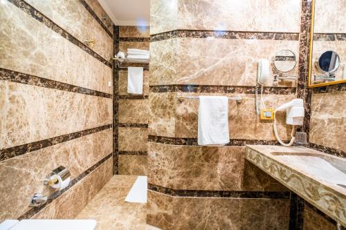 a bathroom with a sink and a shower at GHERDAN GOLD OTEL in Konya