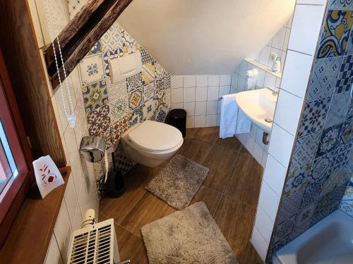 a small bathroom with a toilet and a sink at charmante Pension zentral in Reutlingen