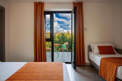 En eller flere senge i et værelse på Policaretto Rooms by Calabria Stay