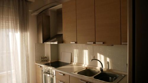 Bright, modern 2BR flat w, balcony, 15 min Airport