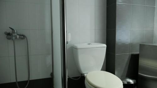 Bright, modern 2BR flat w, balcony, 15 min Airport