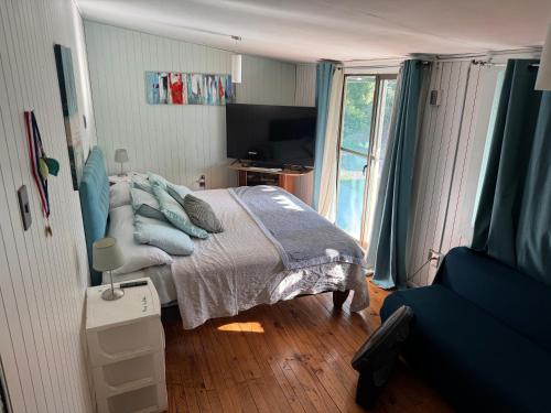a bedroom with a bed and a large window at El Rincon Secreto in Quillota