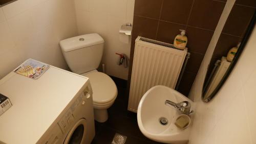 Bright, modern 2BR flat w, balcony, 15 min Airport