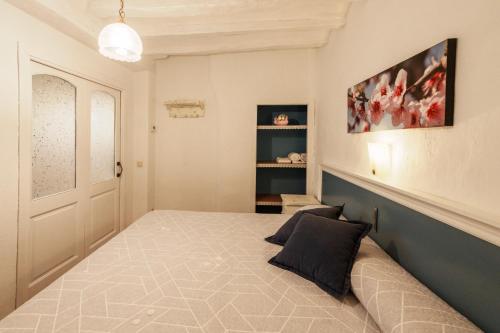 a bedroom with a large bed in a room at Allotjaments Plaça Major-Aulina in Santa Pau