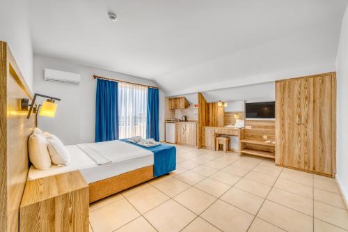 a hotel room with a bed and a bathroom at Cleopatra Ada Apart & Suites Hotel in Alanya