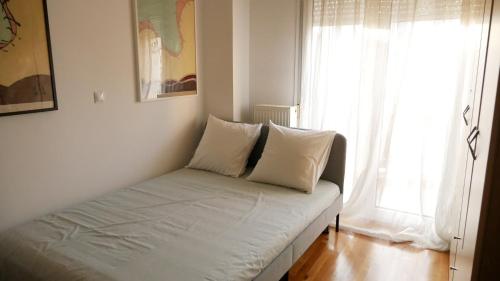 Bright, modern 2BR flat w, balcony, 15 min Airport