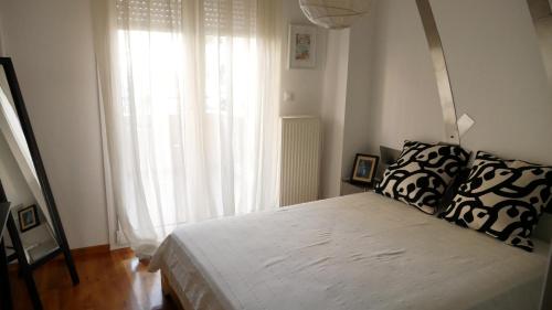 Bright, modern 2BR flat w, balcony, 15 min Airport
