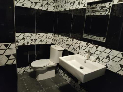a bathroom with a toilet and a sink at Golden Leaf Boutique Hotel Nusa Idaman Branch in Johor Bahru
