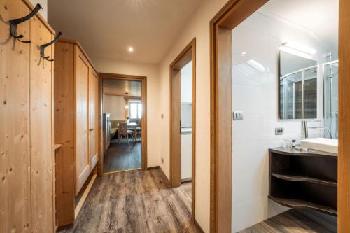 a bathroom with a sink and a mirror at Garni Tschutscherhof in Laion