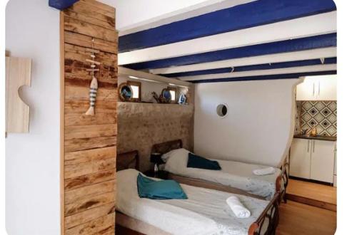 a bedroom with two beds in a room at Studio cocooning entre Fouras et Rochefort in Saint-Laurent-de-la-Prée