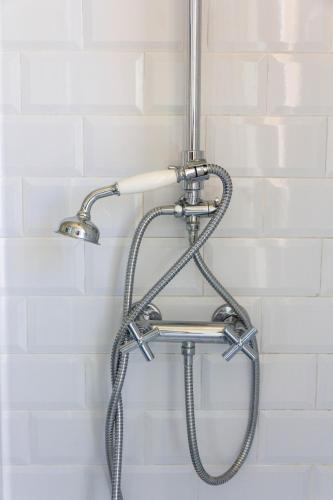 eine Dusche im Badezimmer mit Schlauch in der Unterkunft Arbide Suite in Leioa