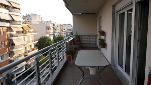 Bright, modern 2BR flat w, balcony, 15 min Airport