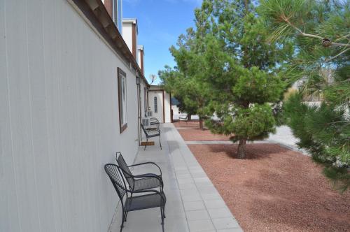 a row of chairs sitting on the side of a building at K7 Bed and Breakfast in Pahrump