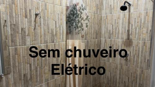 a shower with the words san chuvino elfinico at Brito Hospedagem in Barreirinhas
