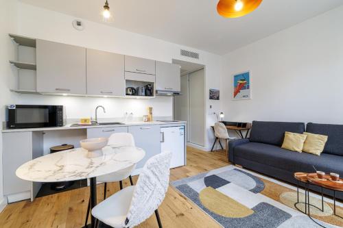 Charming City Center Studio 406