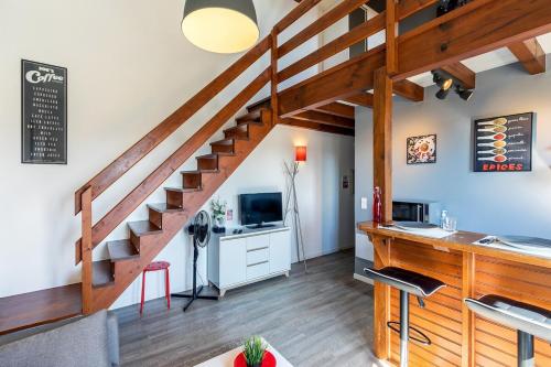 DUPLEX DESIGN TERRASSE - Parking في مونت دي مارسان: غرفة معيشة بها درج ومطبخ به مكتب