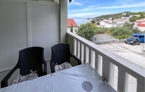 Beautiful Apartment In Duce With Wifi